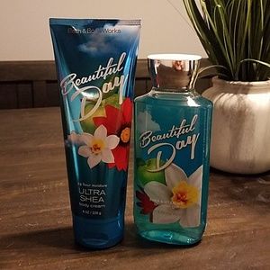 Bath and Body Works body wash and lotion set